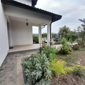 Casa cu 5 camere linga Hanul Trei Sarmale cu 645 mp teren.  Persoana fizica! - Iasi