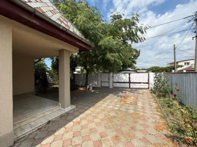 Casa  de vanzare in Golesti  cu 1.000mp teren - foto 2