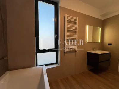 Vilă modernă cu terasă panoramică și design contemporan - foto 14