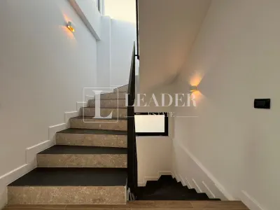 Vilă modernă cu terasă panoramică și design contemporan - foto 16
