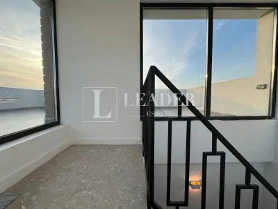 Vilă modernă cu terasă panoramică și design contemporan - foto 17