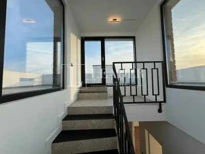 Vilă modernă cu terasă panoramică și design contemporan - foto 18
