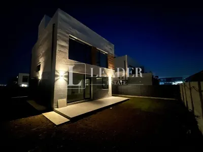 Vilă modernă cu terasă panoramică și design contemporan - foto 3