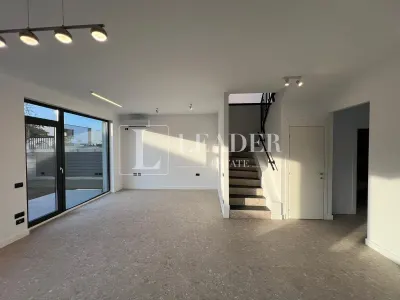 Vilă modernă cu terasă panoramică și design contemporan - foto 4