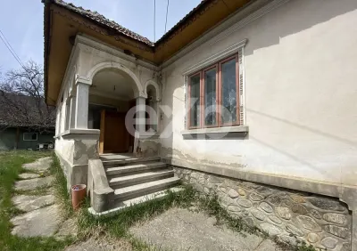 Casă cu teren generos în centrul comunei Corbi | Ideală pentru locuință sau a - foto 2