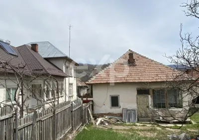 Casă cu teren generos în centrul comunei Corbi | Ideală pentru locuință sau a - foto 3