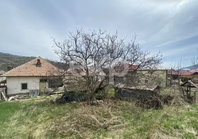 Casă cu teren generos în centrul comunei Corbi | Ideală pentru locuință sau a - foto 4