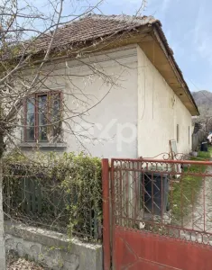 Casă cu teren generos în centrul comunei Corbi | Ideală pentru locuință sau a - foto 6