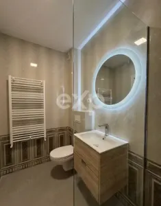 Apartament Nou cu 2 Camere Decomandat, Curte Proprie și Loc de Parcare - foto 1