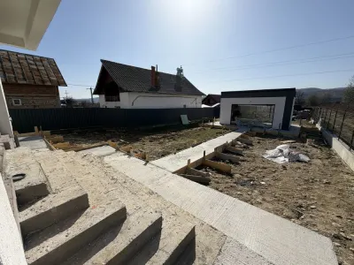 Casă modernă de vânzare în Curtea de Argeș – 1.000 mp teren, finisată la cheie - foto 1