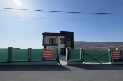 Casă modernă de vânzare în Curtea de Argeș – 1.000 mp teren, finisată la cheie - foto 3