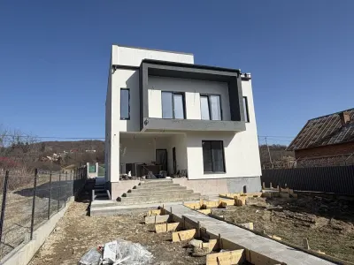 Casă modernă de vânzare în Curtea de Argeș – 1.000 mp teren, finisată la cheie - foto 5