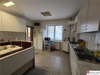 Vila versatila 7 camere + Garaj, Pivnita si Centrala Proprie, zona 1 Mai - Ion Mihalache | Ideala locuinta sau clinica - foto 3