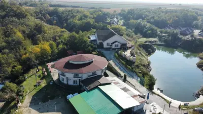 AFACERE LA CHEIE - Complexul turistic in incinta lacurilor Ocna Sibiului - foto 4