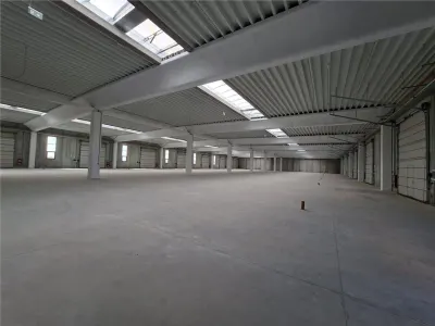 Hala 2400 mp din beton, 8 porti acces, 900 e/mp ! - foto 23