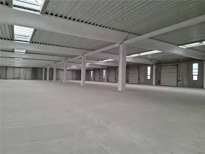 Hala 4200 mp beton,14 porti acces, dezvoltator - foto 3