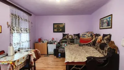 Apartament la casa Piata Cibin, cu geamuri la strada - foto 1