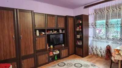 Apartament la casa Piata Cibin, cu geamuri la strada - foto 3