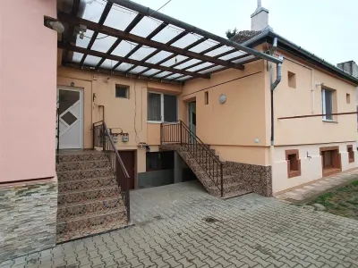 Casa cu 3 apartamente si 600 mp teren zona Lupeni - foto 11