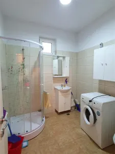 Casa cu 3 apartamente si 600 mp teren zona Lupeni - foto 16