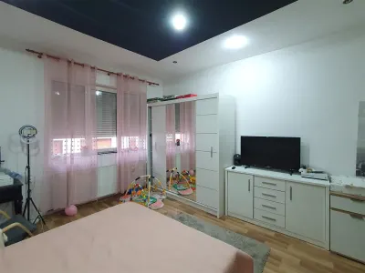 Casa cu 3 apartamente si 600 mp teren zona Lupeni - foto 3