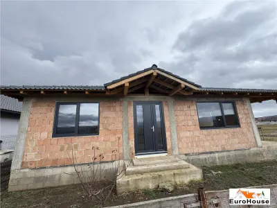Casa la rosu de vanzare in Alba Iulia - foto 1