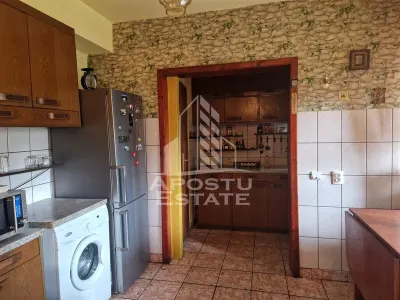 Casa familiala cu spatiu comercial si garaj P+1E+M 720 Mp - foto 15
