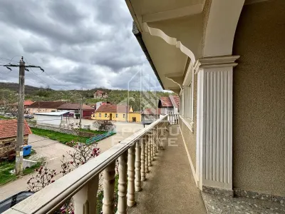 Vila unica, 520 utili, in inima judetului Caras-Severin - foto 5