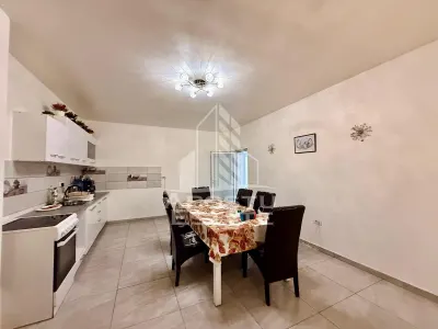 Apartament 2 camere,curte comuna,zona Lunei - foto 10