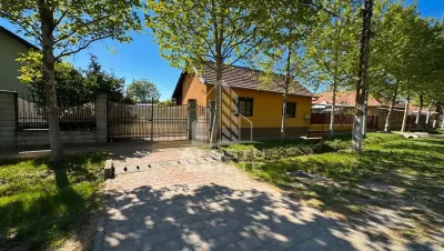 Casa complet mobilata, cu curte si garaj, in Sannicolau Mare - foto 1