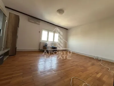 Apartament cu 3 camere, 2 bai, decomandat, centrala proprie, Sagulu - foto 4