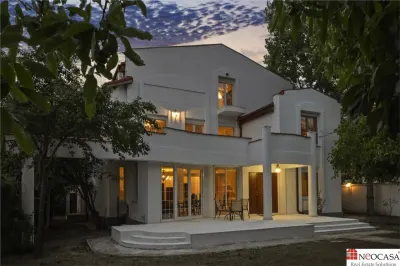 Vila cu vedere la lac 480 mp utili, lift si teren de 1.000 mp | Palat Stirbey - Buftea