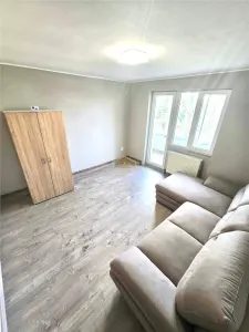 Etaj 3 | Apartament renovat cu 2 camere + garaj | Botizului - Satu Mare