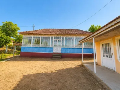 Casa batraneasca + teren 2700 mp intravilan Costuleni Iasi - Costuleni